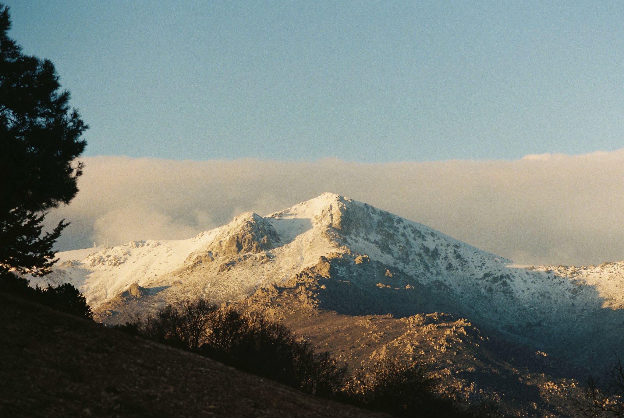 Montaña nevada de la Sierra de Madrid fotografiada en película