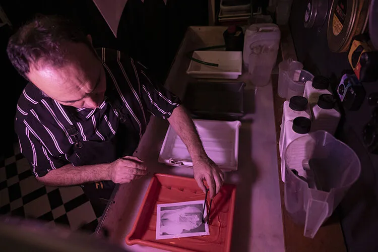 Proceso de trabajo en un laboratorio fotográfico