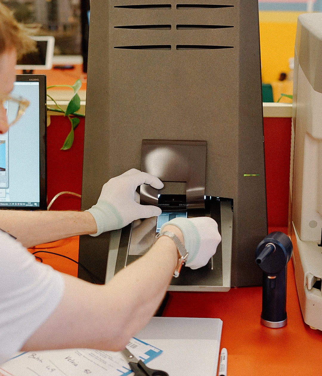Equipo trabajando con película en un laboratorio